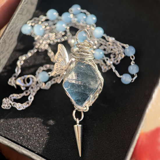 Pendentif pendule en cristal bleu avec papillon